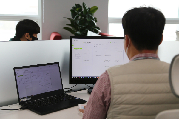 센트랄 직원이 협업 도구 '스윗'을 사용하고 있다./사진제공=센트랄