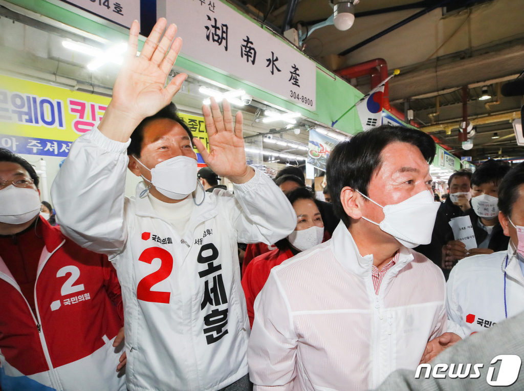 오세훈 국민의힘 서울시장 후보(가운데)가 주말인 지난 27일 서울 마포농수산물시장에서 안철수 공동선대위원장과 함께 지지를 호소하고 있다. /사진=뉴스1.