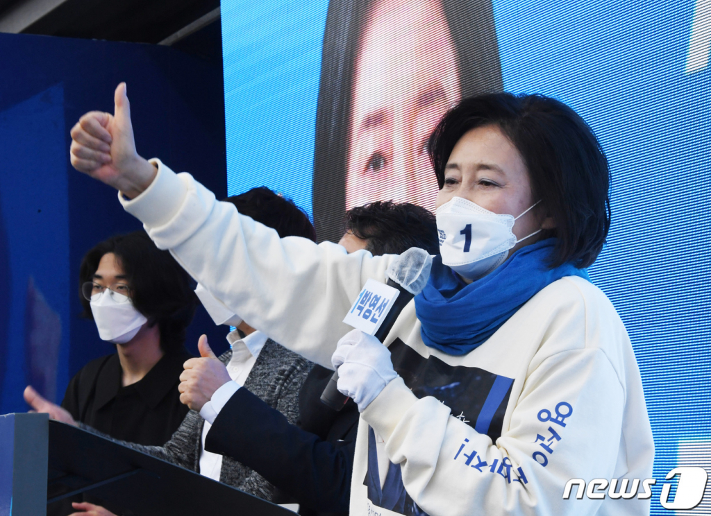 박영선 더불어민주당 서울시장 후보가 28일 오전 서울 서초구 고속터미널 광장에서 열린 집중유세에서 지지를 호소하고 있다. /사진=뉴스1.