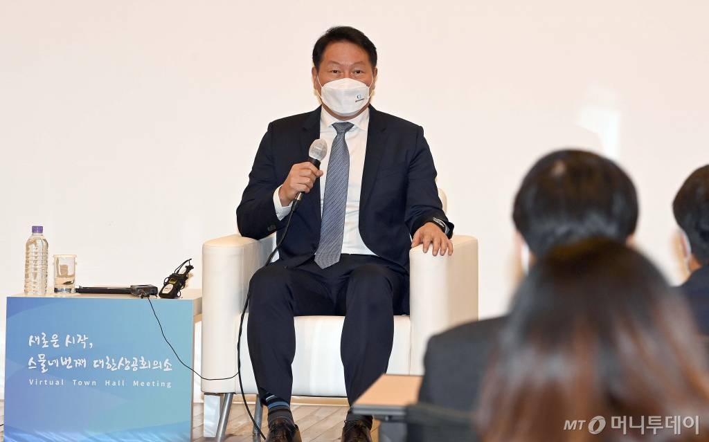 최태원 신임 대한상의회장이 29일 서울 중구 상의회관에서  취임식을 대신해  열린  '비대면 타운홀 미팅' 후 참석한 기자간담회에서 인사말을 하고 있다. 2021. 3. 29 사진공동취재단 /사진=사진공동취재단