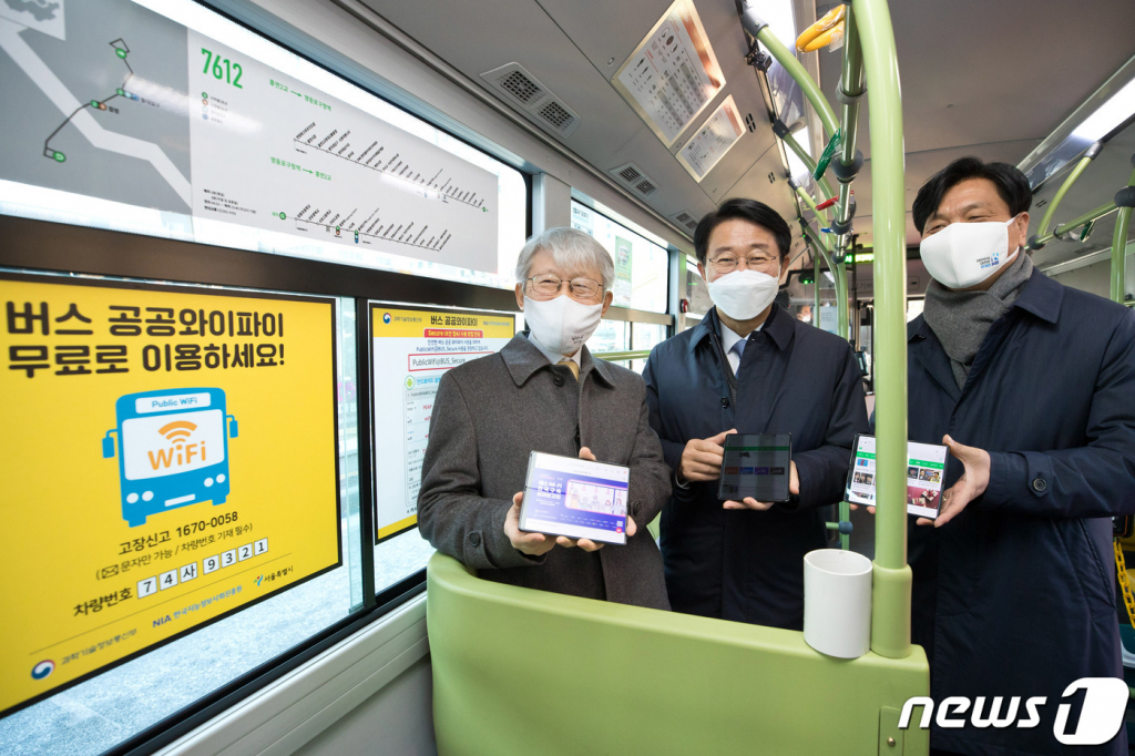 (서울=뉴스1) = 최기영 과학기술정보통신부 장관이 14일 오전 서울 영등포구 여의도버스환승센터에서 열린 '버스 와이파이 전국 구축 성과보고회' 에 참석해 버스 안에서 와이파이를 체험하고 있다. 왼쪽부터 최기영 과학기술정보통신부 장관, 조정식 국회의원, 조승래 국회의원. (과학기술정보통신부 제공) 2020.12.14/뉴스1  