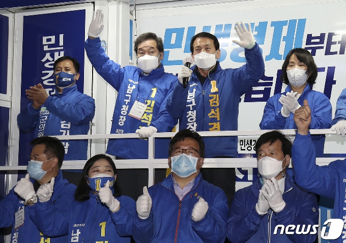 이낙연 더불어민주당 상임선거대책위원장이 28일 오후 울산 남구 삼산동 일대에서 4·7 재보궐선거 울산 남구청장 재선거에 출마한 김석겸 후보 지원유세에 나서 지지자들에게 손을 흔들고 있다. 2021.3.28 /뉴스1 © News1 윤일지 기자