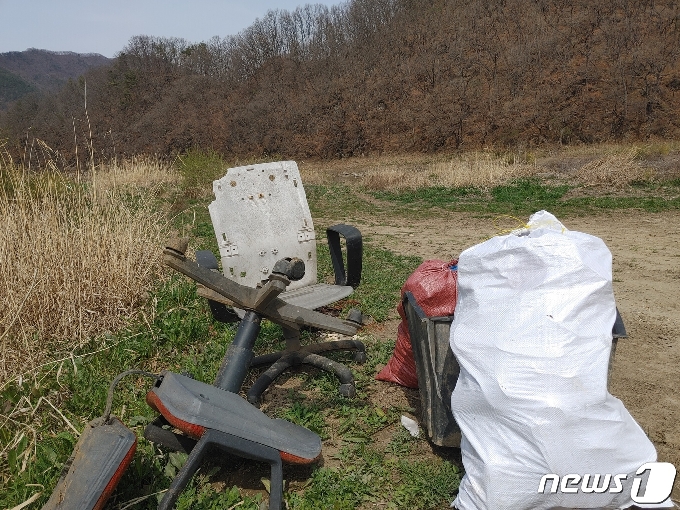 충북 옥천의 서화천변에 불법 투기한 생활쓰레기. © 뉴스1