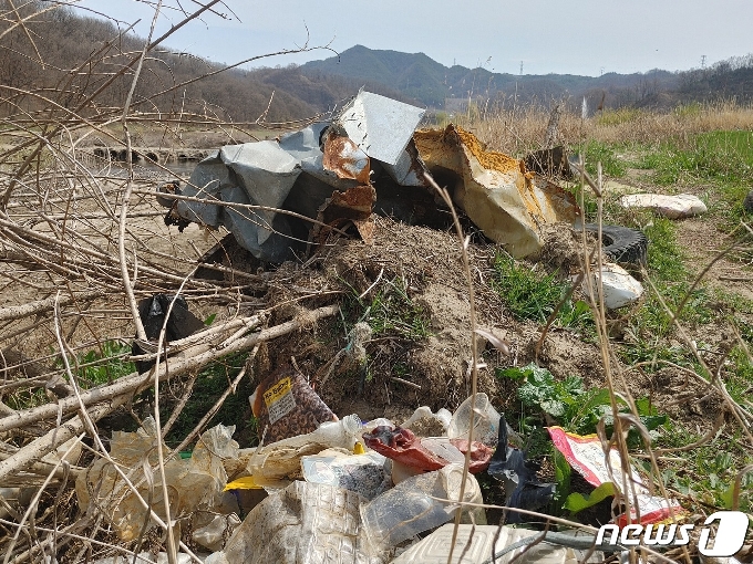 충북 옥천의 서화천변에 방치된 쓰레기.© 뉴스1