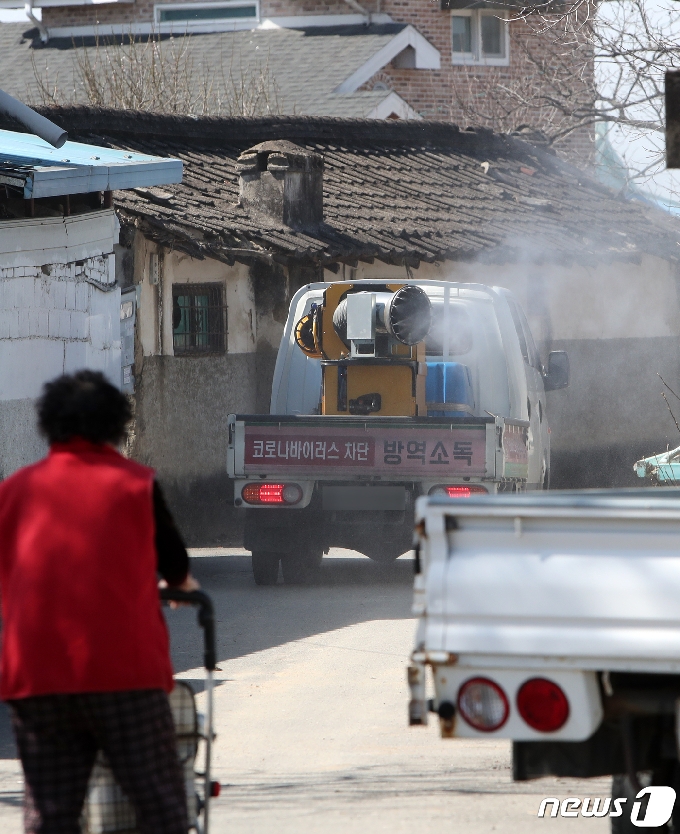 전북 전주지역에서 코로나19 집단감염이 이어지고 있는 30일 전주시 호성동 한사월 마을에서 방역차가 마을 곳곳을 돌며 방역을 하고 있다. 2021.3.30/뉴스1 © News1 유경석 기자