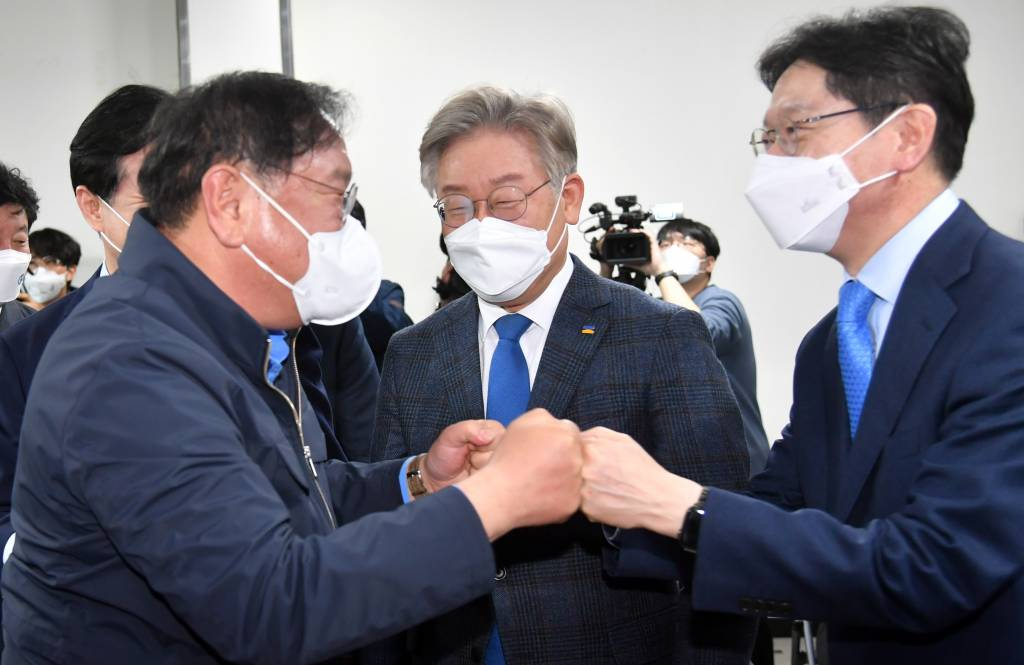 더불어민주당 김영춘 부산시장 후보의 후원회 사무소 개소식이 열린 31일 오후 부산 중구의 한 건물에서 김태년 당 대표 직무대행이 김경수 경남도지사, 이재명 경기도지사 등과 인사하고 있다. / 사진제공=뉴시스