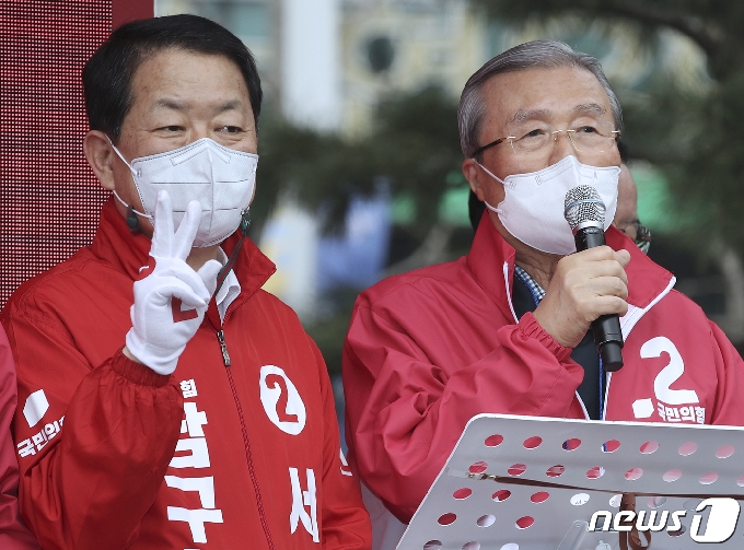 김종인 국민의힘 비상대책위원장이 지난 27일 울산 남구 터미널사거리에서 4·7 재보궐선거 울산 남구청장 재선거에 출마한 서동욱 후보 유세차에 올라 연설하고 있다. 2021.3.27 /뉴스1 © News1 윤일지 기자