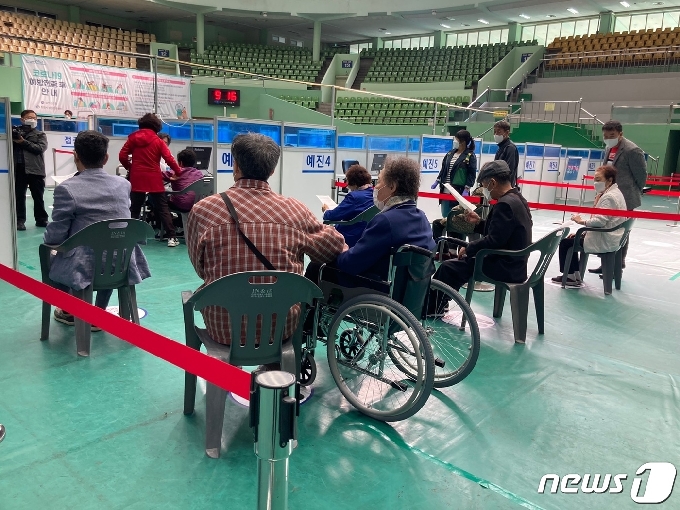 1일 경남 창원 마산실내체육관에서 75세 이상 코로나19 백신 접종이 시작된 가운데 어르신들이 대기하고 있다. 2021.4.1 /news1 © News1 김다솜 기자