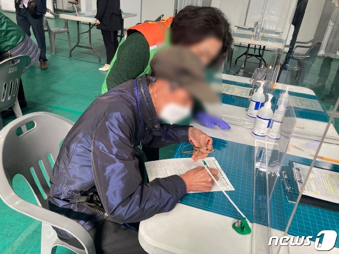 경남 창원 마산실내체육관에서 1일부터 75세 이상 코로나19 백신 접종이 시작된 거운데 한 어르신이 예진표를 작성하고 있다. 2021.4.1/news1 © News1 김다솜 기자