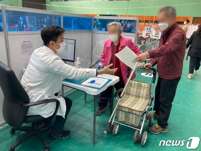 1일 경남 창원 마산실내체육관에서 75세 이상 코로나19 백신 접종을 시작했다. 2021.4.1 /news1 © News1 김다솜 기자