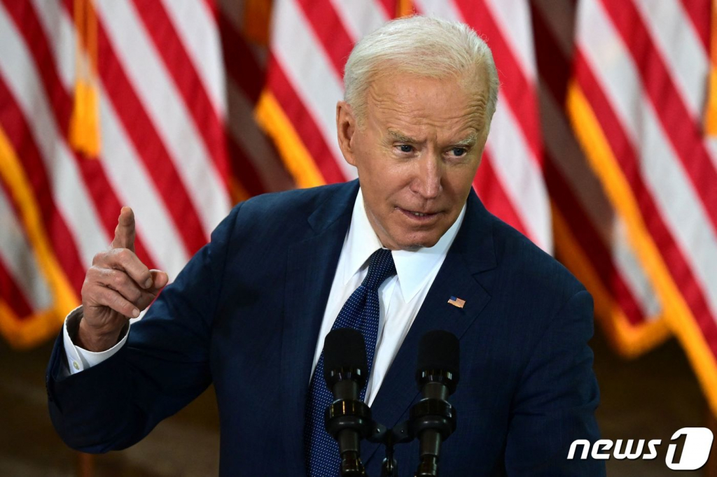 (피츠버그 AFP=뉴스1) 우동명 기자 = 조 바이든 미국 대통령이 31일(현지시간) 펜실베이니아주 피츠버그에서 2차 대전 이후 최대 규모인 2조 달러(약 2260조 원) 규모의 초대형 인프라 건설투자 계획을 발표하는 연설을 하고 있다.   ? AFP=뉴스1  