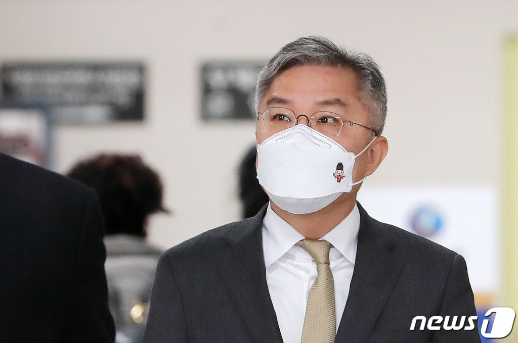 (서울=뉴스1) 구윤성 기자 = 지난해 총선 당시 허위사실을 공표한 혐의로 기소된 최강욱 열린민주당 대표가 지난달 30일 오후 서울 서초구 서울중앙지법에서 열린 속행공판에 출석하고 있다. 최 대표는 변호사로 일하던 지난 2017년 10월 조국 전 법무부 장관 아들 조모씨의 인턴 활동 확인서를 허위로 발급하고도 지난해 총선 유세 당시 확인서를 정당하게 발급했다고 말해 허위사실을 공표한 혐의로 재판에 넘겨졌다. 2021.3.30/뉴스1  