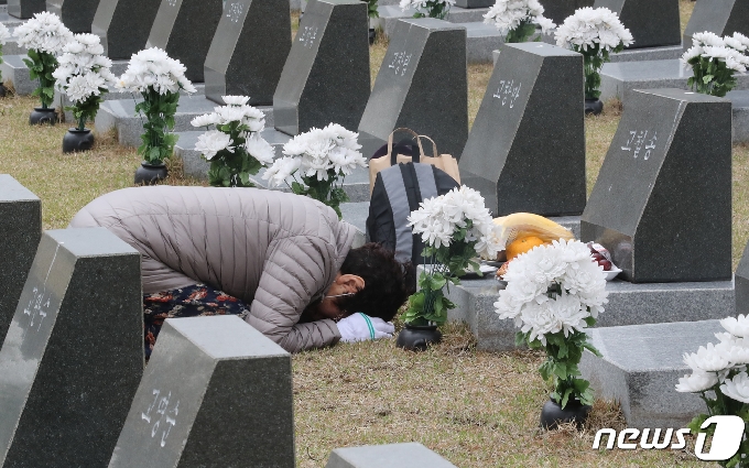 제73주년 제주4·3 추념일을 하루 앞둔 2일 오후 제주시 봉개동 4·3평화공원 내 행방불명인 묘역에서 고복자씨(75)가 아버지 표석 앞에서 절하고 있다.2021.4.2/뉴스1 © News1 오현지 기자