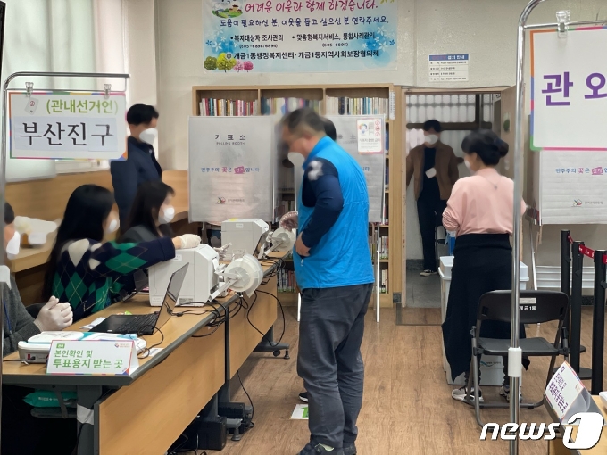 3일 오전 부산진구 개금1동 주민센터 투표소 내부의 모습.2021.4.3© 뉴스1 이유진 기자