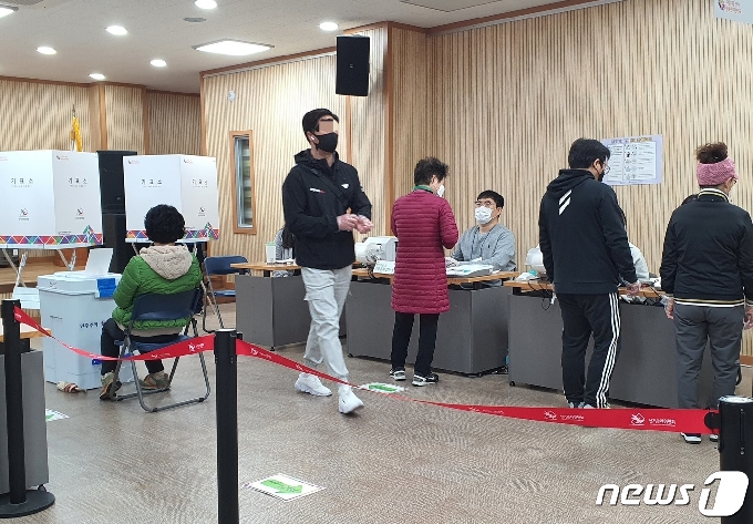 3일 오전 부산진구 양정1동주민센터 투표소 내부 모습.2021.4.3/© 뉴스1 노경민 기자