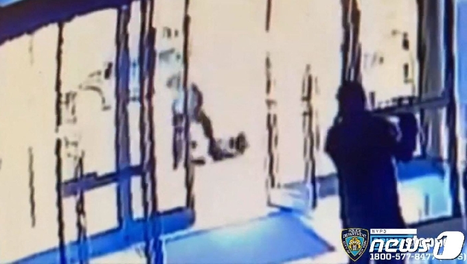 뉴욕경찰이 공개한 지난달 29일 한 남성이 65세 아시아계 미국인 여성 노인을 공격하는 장면 영상 © AFP=뉴스1