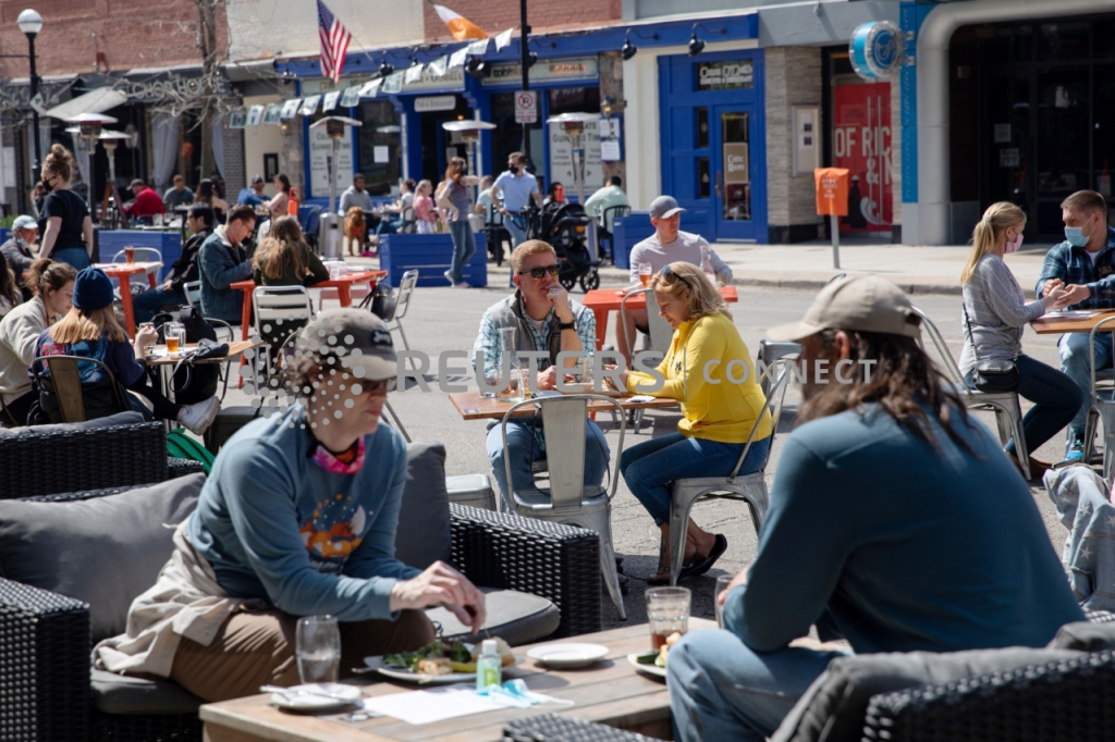 코로나19 제한조치가 완화된 미시간주 앤하버에서 사람들이 야외에서 식사하고 있다. 2021년 4월4일 /사진=REUTERS/Emily Elconin