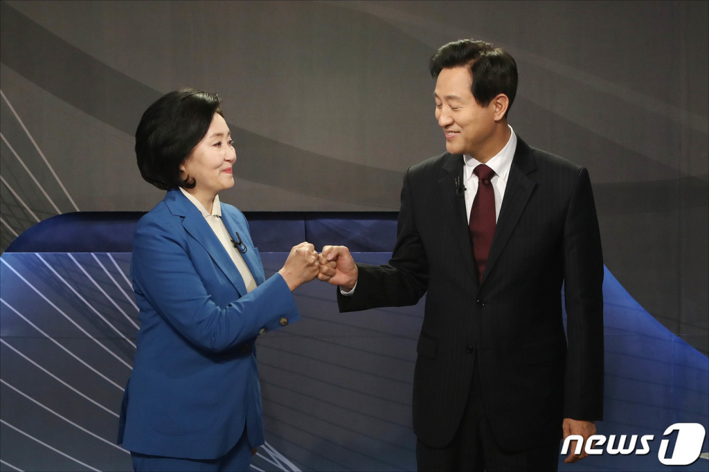 박영선 더불어민주당 서울시장 후보(왼쪽)와 오세훈 국민의힘 서울시장 후보가 지난 5일 오후 서울 양천구 예총회관에서 열린 한국방송기자클럽 초청 서울시장 보궐선거 후보자 토론회에서 인사하고 있다. /사진=뉴스1.