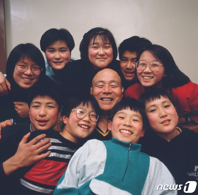 생전의 김일 선생과 9명의 손자들. 아랫 줄 왼쪽에서 두번째가 박선준 당선인.(박선준 후보 제공)/뉴스1 © News1 지정운 기자