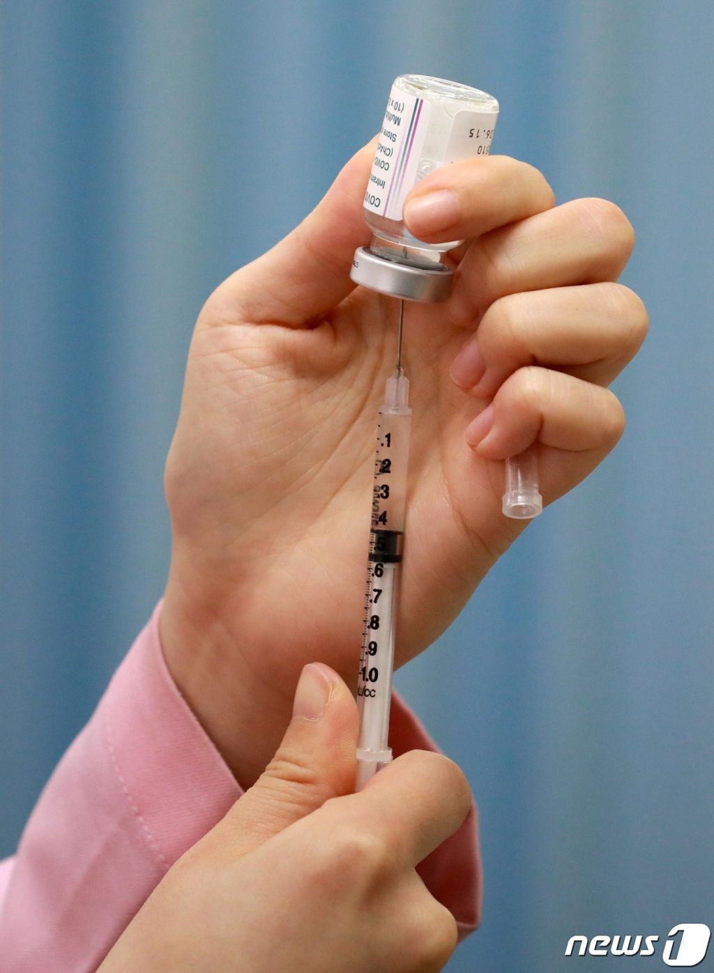 (서울=뉴스1) 신웅수 기자 = 2일 오전 서울 마포구보건소에서 의료진이 보건의료단체장에게 접종할 아스트라제네카 코로나19 백신을 주사기에 분주하고 있다. 2021.4.2/뉴스1  