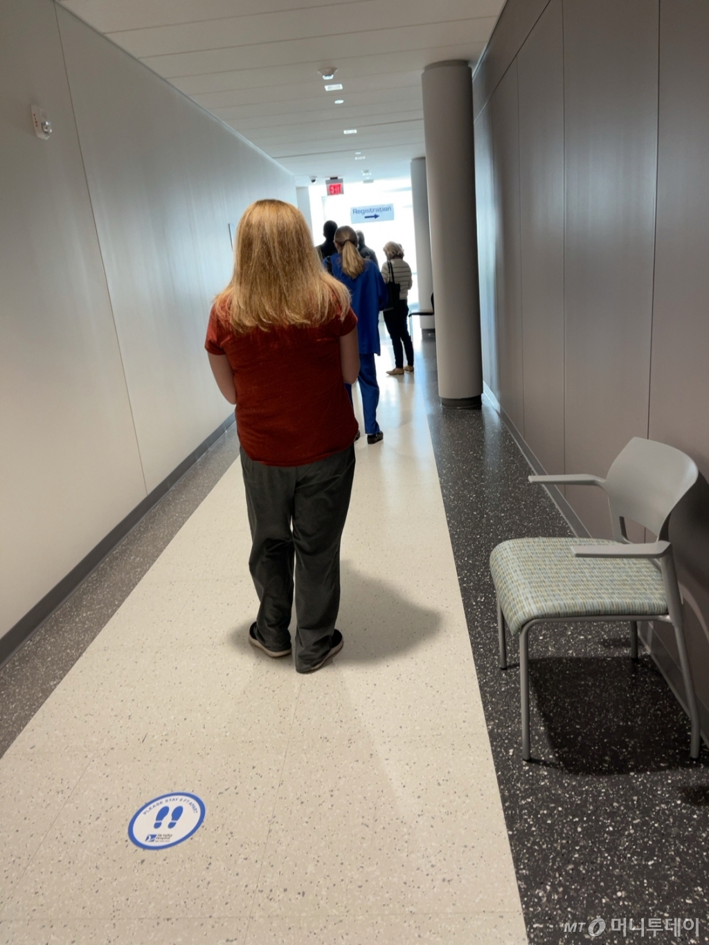 백신센터 내에서 접종을 기다리는 사람들 /사진=임동욱 특파원