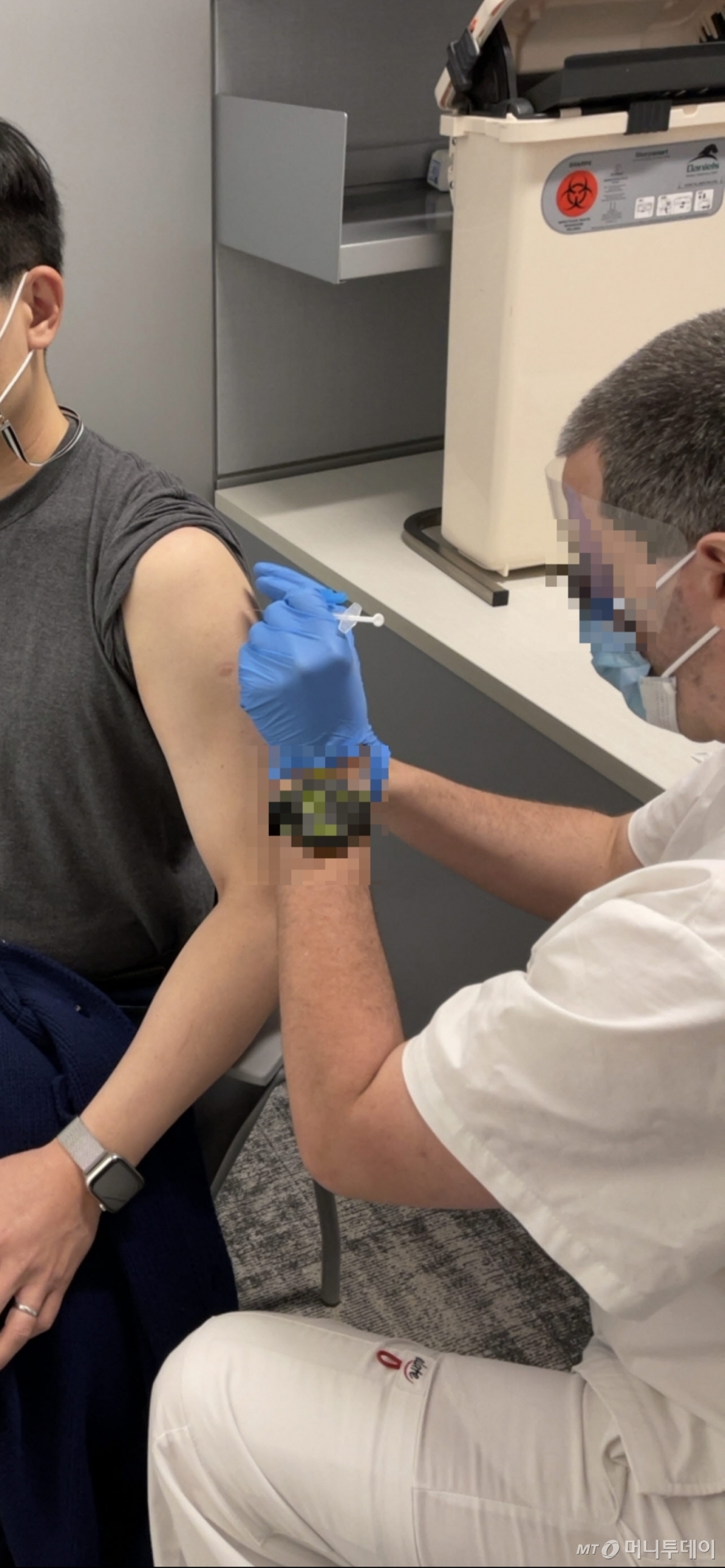 간호사가 코로나19 백신 주사를 놓고 있다. /사진=임동욱 특파원