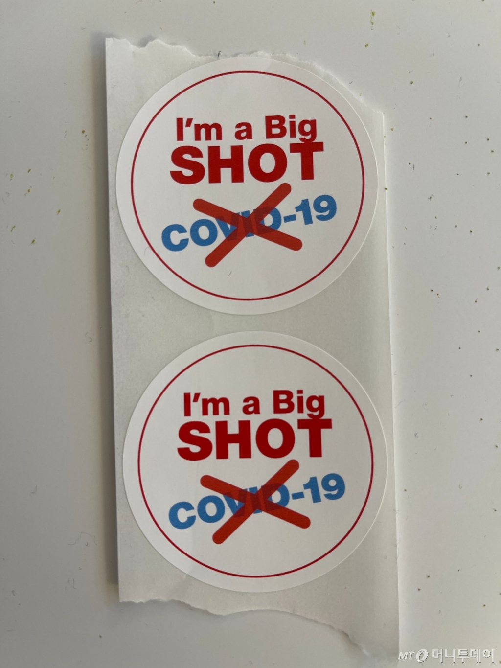 코로나19 1차 접종 후 받은 스티커 /사진=임동욱 특파원