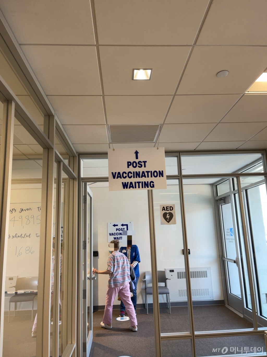 접종 후 대기실로 가는 복도 /사진=임동욱 특파원