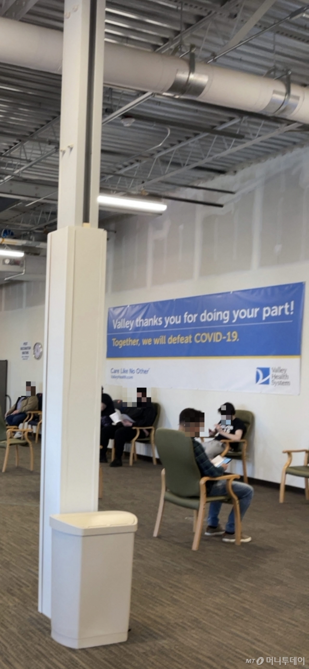 백신 접종 후 대기실에서 기다리는 사람들 /사진=임동욱 특파원