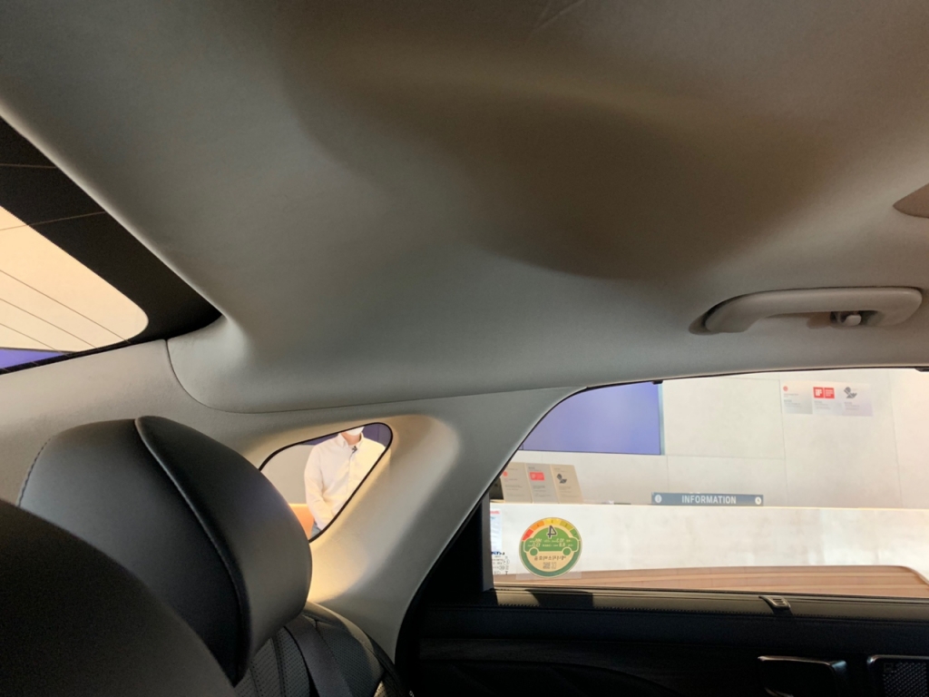 뒷좌석 지붕 모습. 지붕에 웅덩이처럼 파여있는 모습을 확인할 수 있다./사진=이강준 기자