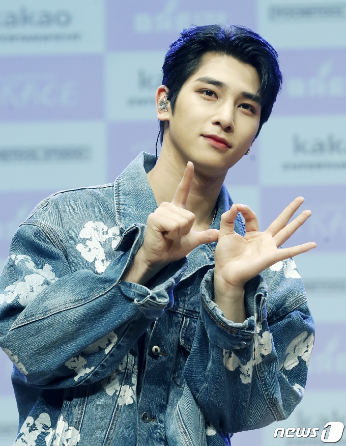 BAE173 이한결이 8일 오후 서울 강남구 일지아트홀에서 열린 두 번째 미니앨범 ‘인터섹션 : 트레이스(INTERSECTION : TRACE)’ 쇼케이스에 참석해 포즈를 취하고 있다. 2021.4.8.뉴스1 © News1 권현진 기자