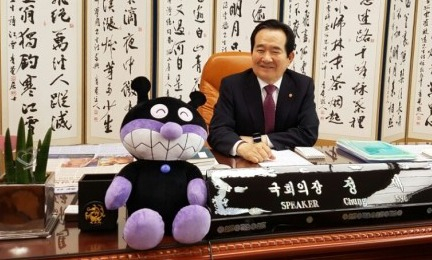 = 정세균 국회의장이 21일 오후 자신의 SNS에 인스타그램 친구가 보내준 세균맨 인형을 공개했다. 2016.6.21/뉴스1  