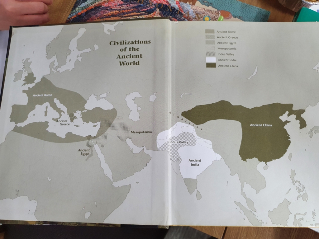 옥스포드사에서 발행한 세계사 책 가장 앞면의 지도. 한반도가 고대중국에 모두 포함돼있다. /사진=최민지 기자