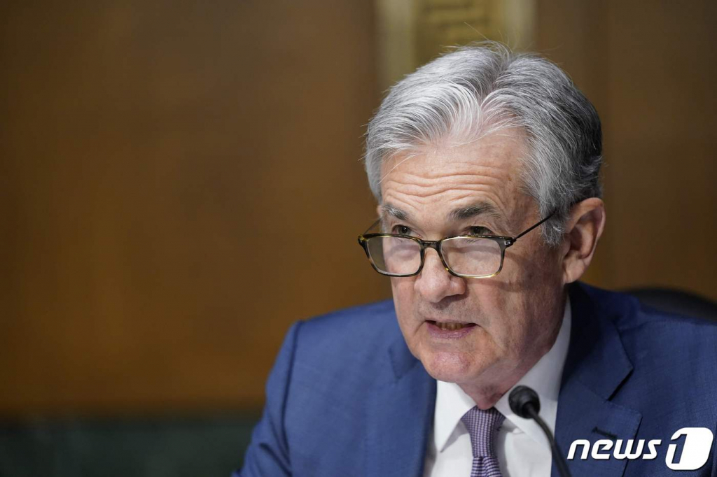 (워싱턴 AFP=뉴스1) 우동명 기자 = 제롬 파월 미국 연방준비제도 의장이 1일(현지시간) 워싱턴 의사당의 상원 은행위원회 청문회에 출석해 “코로나19 위기가 완전히 지나갈 때까지 경기 회복 지원을 지속할 것”이라고 밝히고 있다.  ? AFP=뉴스1  