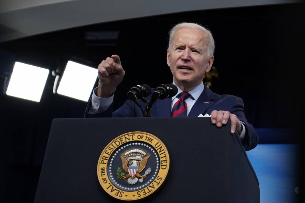  [워싱턴=AP/뉴시스]조 바이든 미국 대통령이 7일(현지시간) 백악관 사우스코트 강당에서 미국의 인프라·일자리 투자 법안에 관해 연설하고 있다. 바이든 대통령은 