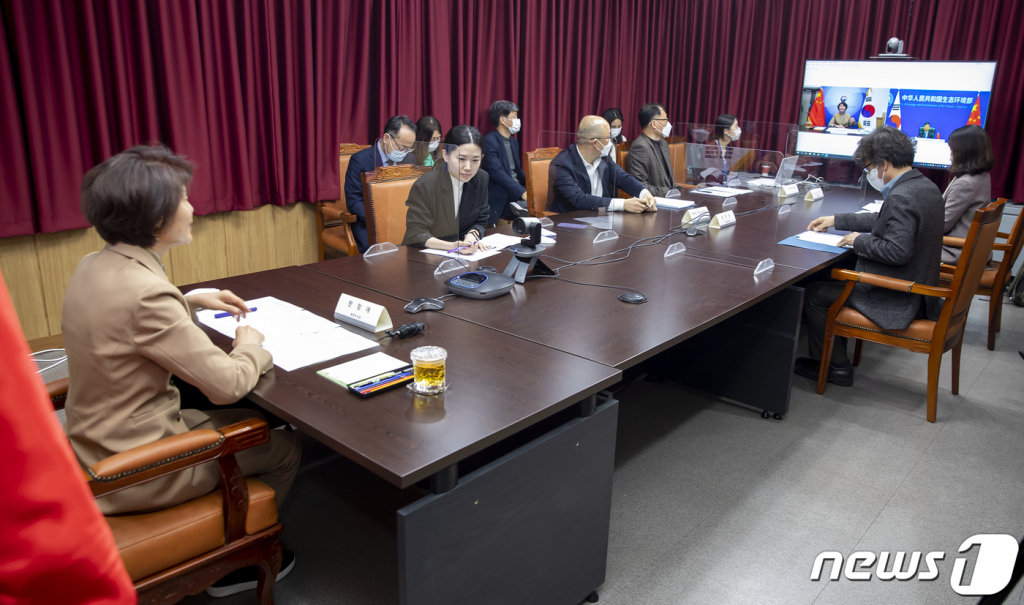 (서울=뉴스1) = 한정애 환경부 장관이 지난달 16일 오후 한강홍수통제소에서 황룬치우 중국 생태환경부 장관과 화상회의로 만나 양국의 미세먼지 대응 강화 방안과 탄소중립 협력 방안을 논의하고 있다. (환경부 제공) 2021.3.16/뉴스1