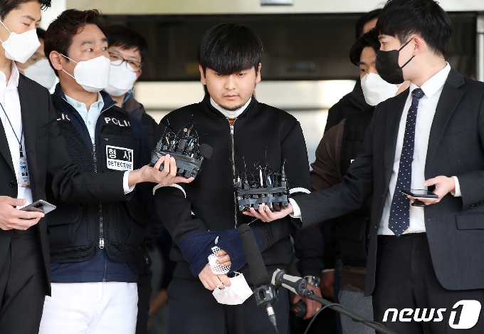 노원구 세 모녀 살해 혐의를 받는 김태현(25)이 9일 오전 서울 도봉경찰서 유치장에서 검찰로 송치되고 있다. 김태현은 이날 스스로 마스크를 벗고 얼굴을 공개했다. 2021.4.9/뉴스1 © News1 오대일 기자