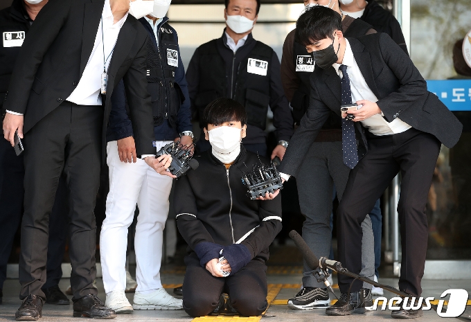 노원구 아파트 세 모녀 살해 혐의를 받는 김태현(25)이 9일 오전 서울 도봉경찰서 유치장에서 검찰로 송치되기 직전 언론 앞에서 무릎을 꿇고 사죄의 뜻을 밝히고 있다. 2021.4.9/뉴스1 © News1 오대일 기자
