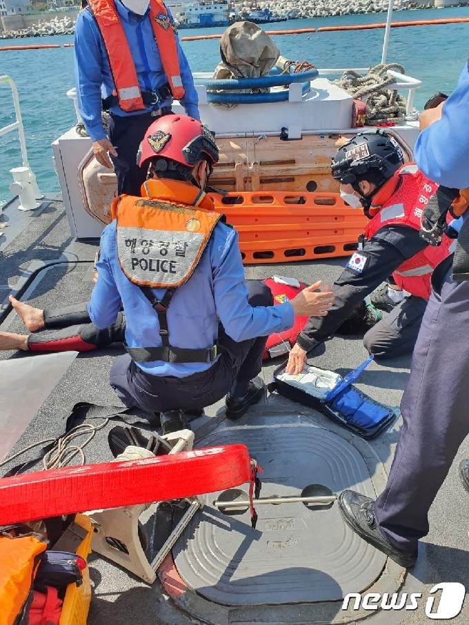 부산 남항파출소 소속 해경이 익수자를 구조한 뒤 응급처치 하는 모의훈련을 실시하고 있다.2021.04.08© 뉴스1 손연우기자