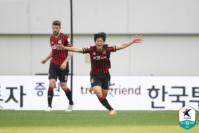 10일 포항스틸러스전에서 프로 데뷔골을 터뜨린 뒤 환호하고 있는 FC서울 김진성. /사진=한국프로축구연맹
