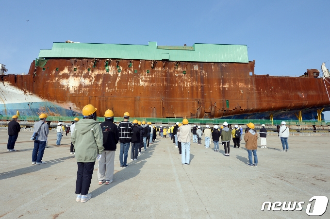 세월호 참사 7주기를 닷새 앞둔 11일 오전 전남 목포신항에서 열린 추모식에서 참가자들이 희생자들을 참배하고 있다.2021.4.11/뉴스1 © News1 정다움 기자