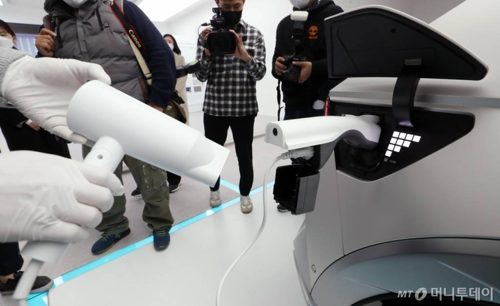 지난 17일 오전 서울 용산구 아이오닉 5 스퀘어에서 현대자동차의 첫 전기차 전용 플랫폼인 E-GMP가 적용된 '아이오닉 5'가 전시되어 있다. /사진=홍봉진 기자 honggga@