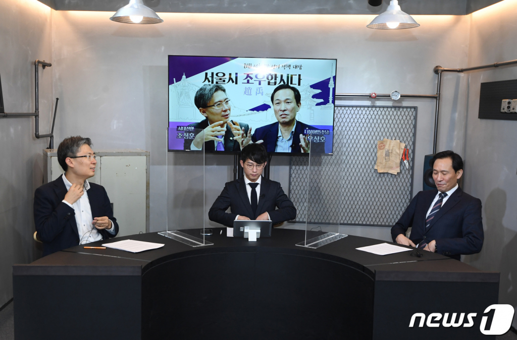 (서울=뉴스1) 국회사진취재단 = 4·7 서울시장 보궐선거 출마를 선언한 우상호 더불어민주당 의원(오른쪽)과 조정훈 시대전환 의원이 8일 오후 서울 마포구 미르미디어에서 열린 '2021 서울시장 선거 정책대담'에서 대화하고 있다. 2021.2.8/뉴스1  