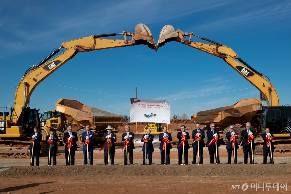 3월19일(현지시간) 미국 조지아주 커머스시에서 열린 SK이노베이션 전기차 배터리 공장 기공식에서 주요 인사들이 첫 삽을 뜨기 전 기념촬영을 하고 있다. 오른쪽 6번째부터 왼쪽으로 최재원 SK그룹 수석부회장, 브라이언 켐프 조지아 주지사, 윌버 로스 미국 상무장관, 김준 SK이노베이션 총괄사장 등. / 사진=SK이노베이션 제공
