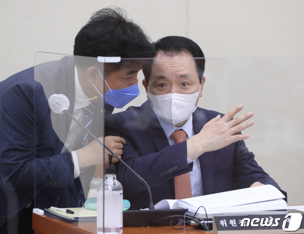 (서울=뉴스1) 신웅수 기자 = 성일종 위원장(오른쪽)과 김병욱 더불어민주당 의원이 12일 오후 서울 여의도 국회에서 열린 정무위원회 법안심사제2소위원회에서 대화하고 있다. 2021.4.12/뉴스1  