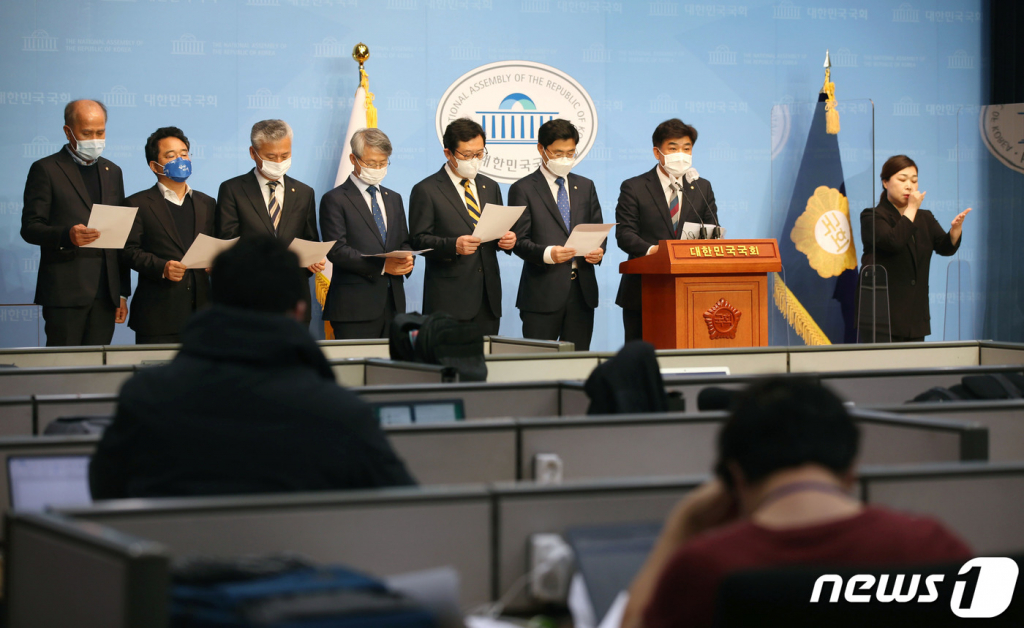 (서울=뉴스1) 박세연 기자 = 김병욱 간사를 비롯한 더불어민주당 정무위원회 소속 의원들이 9일 오후 서울 여의도 국회 소통관 기자회견장에서 '공직자 이해충돌 방지법 제안 기자회견'을 갖고 있다. 2021.3.9/뉴스1   