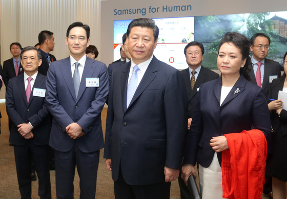 시진핑 중국 국가주석(가운데)과 부인 펑리위안 여사(오른쪽)가 삼성전자 이재용 부회장(왼쪽 두번째), 권오현 부회장(왼쪽)과 함께 2014년 7월 4일 서울 신라호텔영빈관에 마련된 삼성전자 전시관에서 주요 신제품과 삼성의 중국 사업 현황 등에 대한 설명을 듣고 있다. (삼성전자 제공) 2014.7.4/뉴스1 