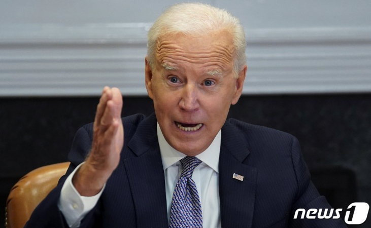 (워싱턴 로이터=뉴스1) 우동명 기자 = 조 바이든 미국 대통령이 12일(현지시간) 워싱턴 백악관에서 반도체 공급망 확충을 논의하는 화상회의에 참석해 