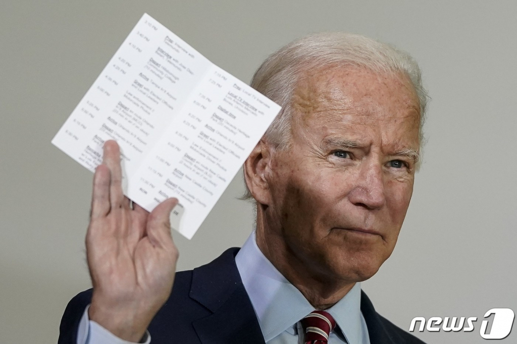 (탬파 AFP=뉴스1) 우동명 기자 = 조 바이든 미국 민주당 대선후보가 15일(현지시간) 플로리다주 탬파의 힐스보로 커뮤니티 칼리지에서 가진 퇴역군인과의 라운드테이블서 아프가니스탄과 이라크 등에서 미군 사망자의 통계가 적힌 메모를 들고 연설을 하고 있다.  ? AFP=뉴스1  