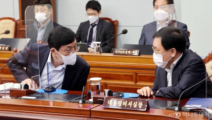 유영민 대통령비서실장과 이호승 청와대 정책실장이 지난달 30일 청와대 여민관에서 열린 제14회 국무회의에서 대화를 나누고 있다. /사진=뉴시스